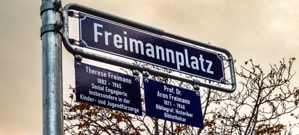 Ein Straßenschild mit der Aufschrift "Freimann-Platz"
