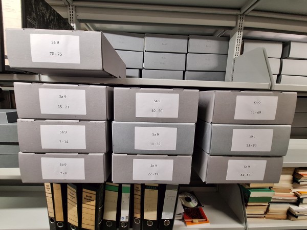Foto von Archivkartons des Fukushima-Archivs in einem Regal