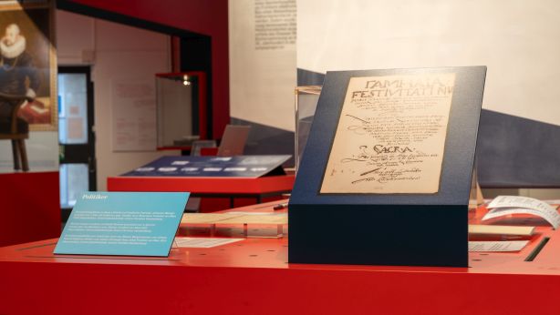 Farbfoto des Ausstellungstisches "Politiker" in der Gesamtansicht.