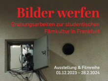Eine dunkle Wand, in der eine Klappe geöffnet ist und ein Filmprojektor zum Vorschein kommt, darüber der Schriftzug 'Bilder werfen. Grabungsarbeiten zur studentischen Filmkultur in Frankfurt'.