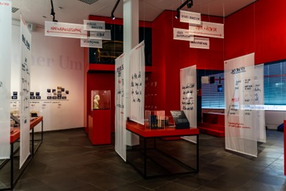 Innenansicht des Schopenhauer-Studios, von der Decken hängen weiße Flaggen mit Ausstellungstexten