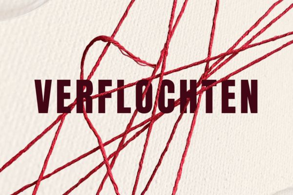 Rote Fäden, zwischen denen der Schriftzug "Verflochten" platziert ist