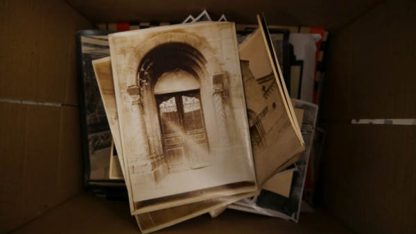 Bücher und Abbildungen in einem Umzugskaton