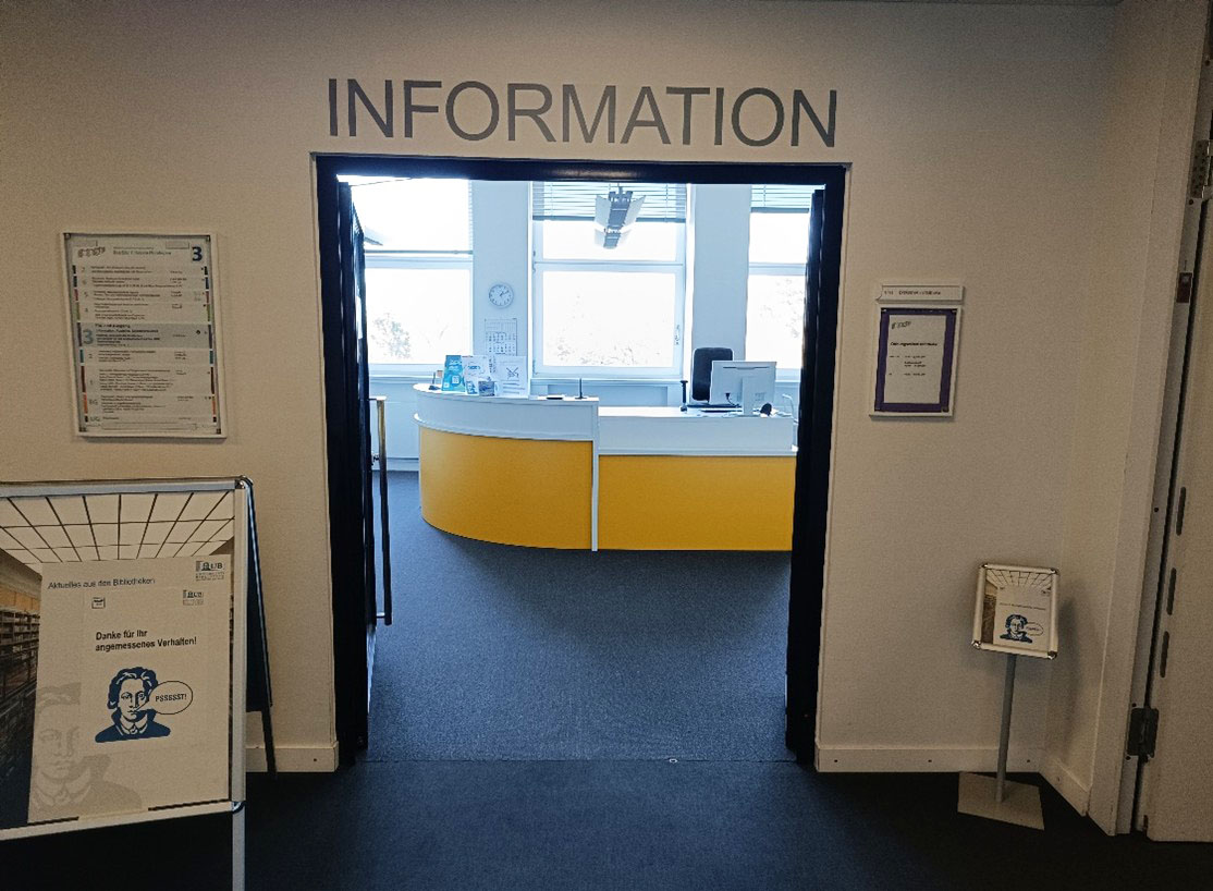 Bild des Eingangs zum Raum der Serivicetheke mit dem Schrift 