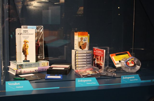 Eine Vitrine mit verschiedenen digitalen Speichermedien, etwa CDs und Disketten