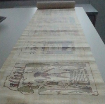 Foto einer Struwwelpeter-Ausgabe in Form einer Papyrusrolle